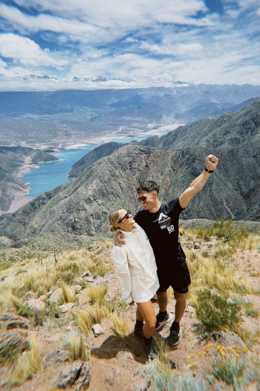 Viajeros celebrando en la montaña